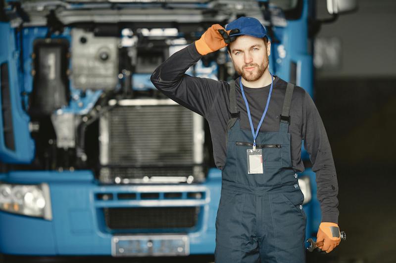Mechanik przy pojeździe — obsługa flotowa